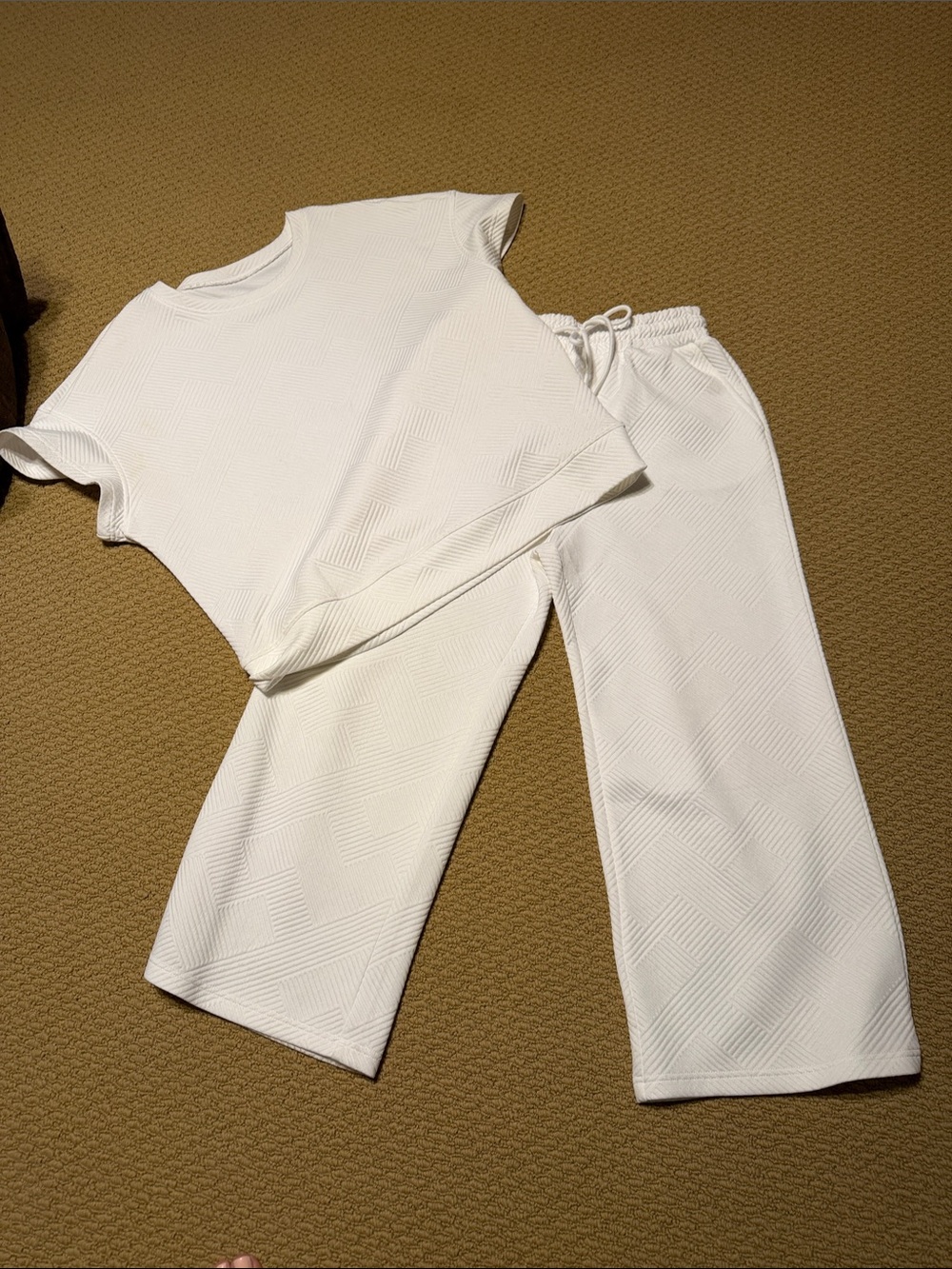 Womens textured set in white. Wrinkle free elastic waist and side pockets.